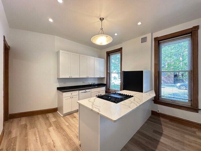 Building Photo - 3559 N Ashland Ave