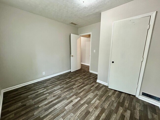 Building Photo - 3 Bedroom Available!!