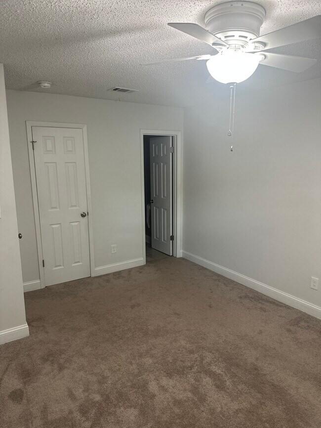 Building Photo - Beautifully Remodeled 4Bed/2.5Bath Townhome