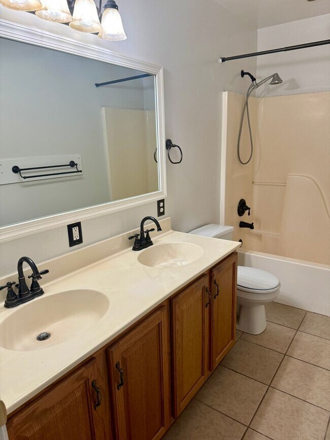 Building Photo - 809 Rockwood Dr