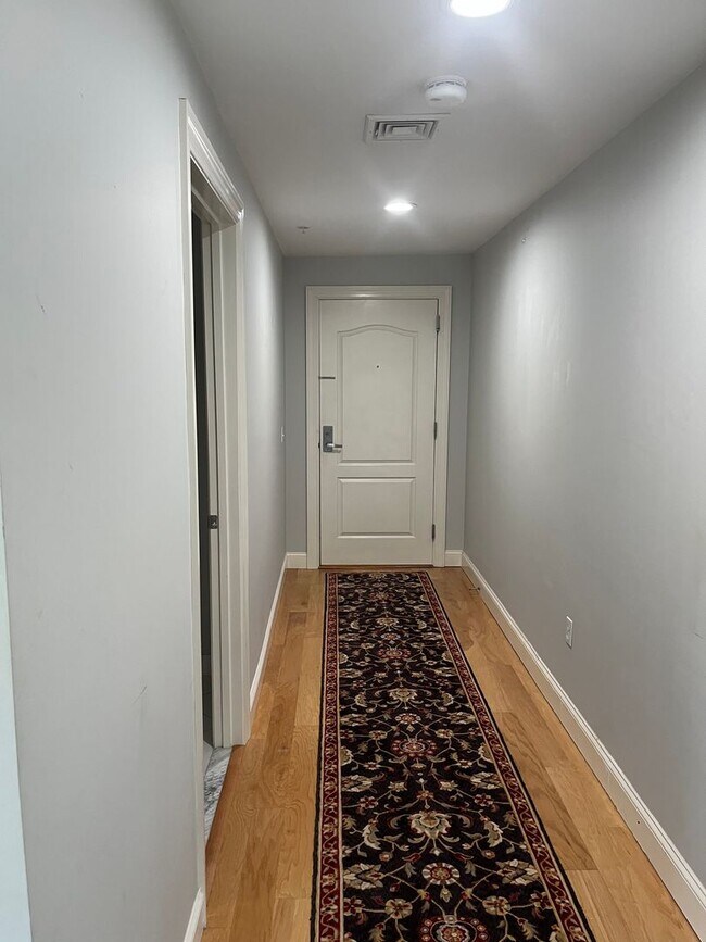 Building Photo - 614 Pond St