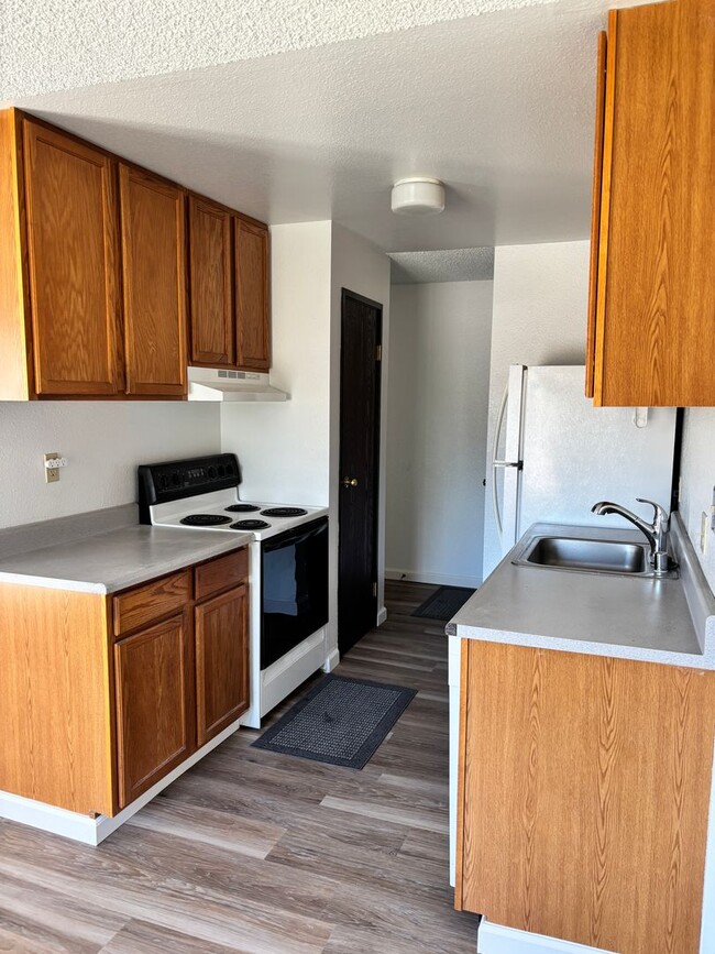 Building Photo - VERY NICE 2 BED/1 BATH 2ND FLOOR CONDO - N...