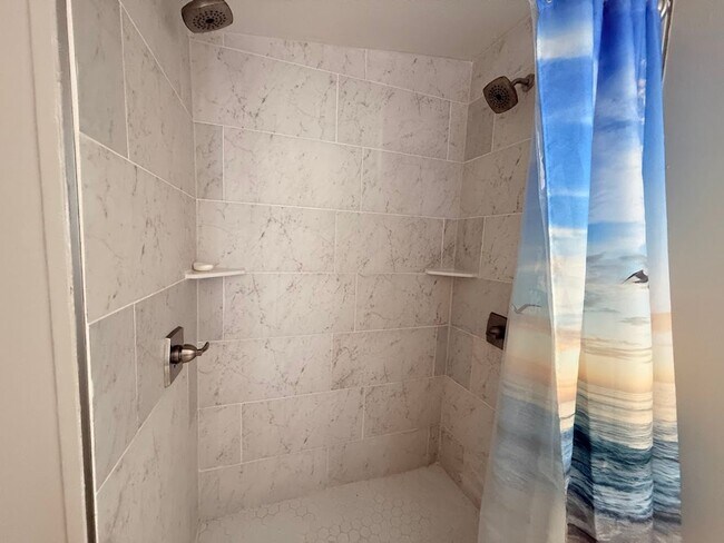 Building Photo - Super Cute 2/2 on almost half acre!