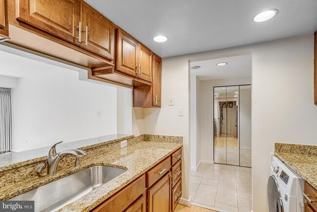 Building Photo - 1530 Key Blvd