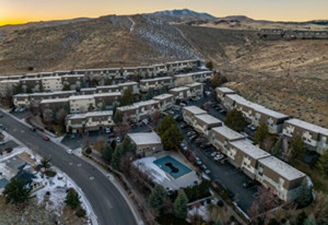 Building Photo - FULLY FURNISHED home available now.