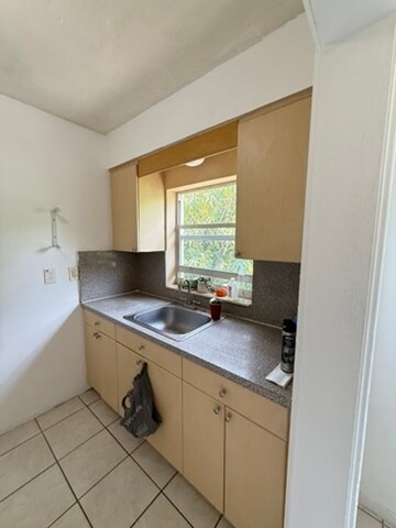 Building Photo - 518 Santander Ave