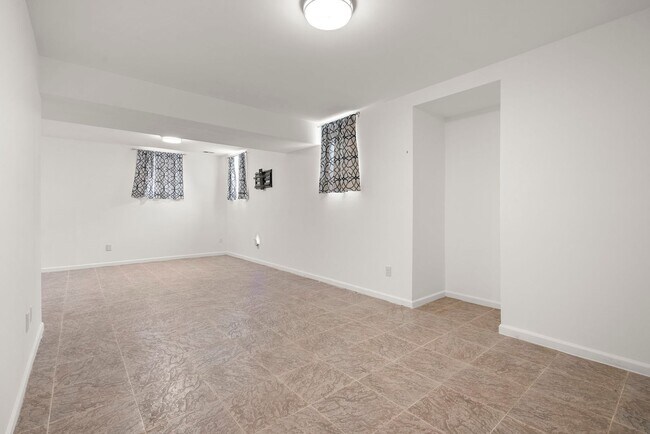 Building Photo - 13111 Venetian Rd