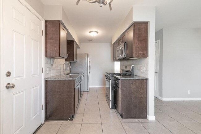 Building Photo - 1810 Nicole Cir