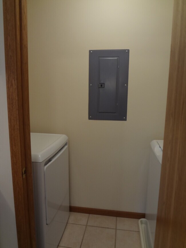 Building Photo - 1412 W Clear Water Cir