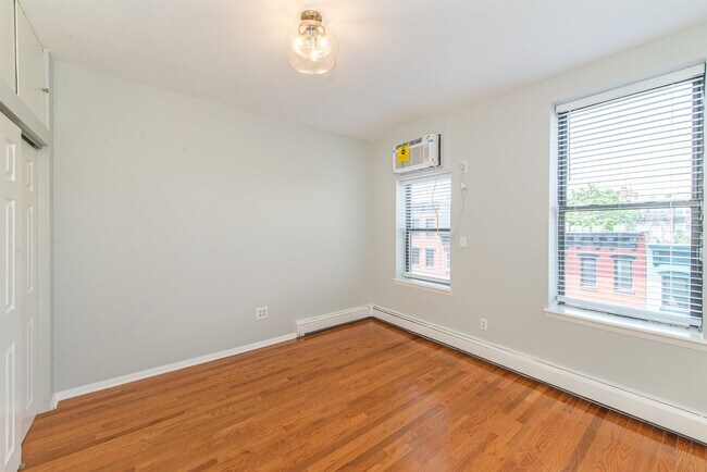 Building Photo - 813 Park Ave