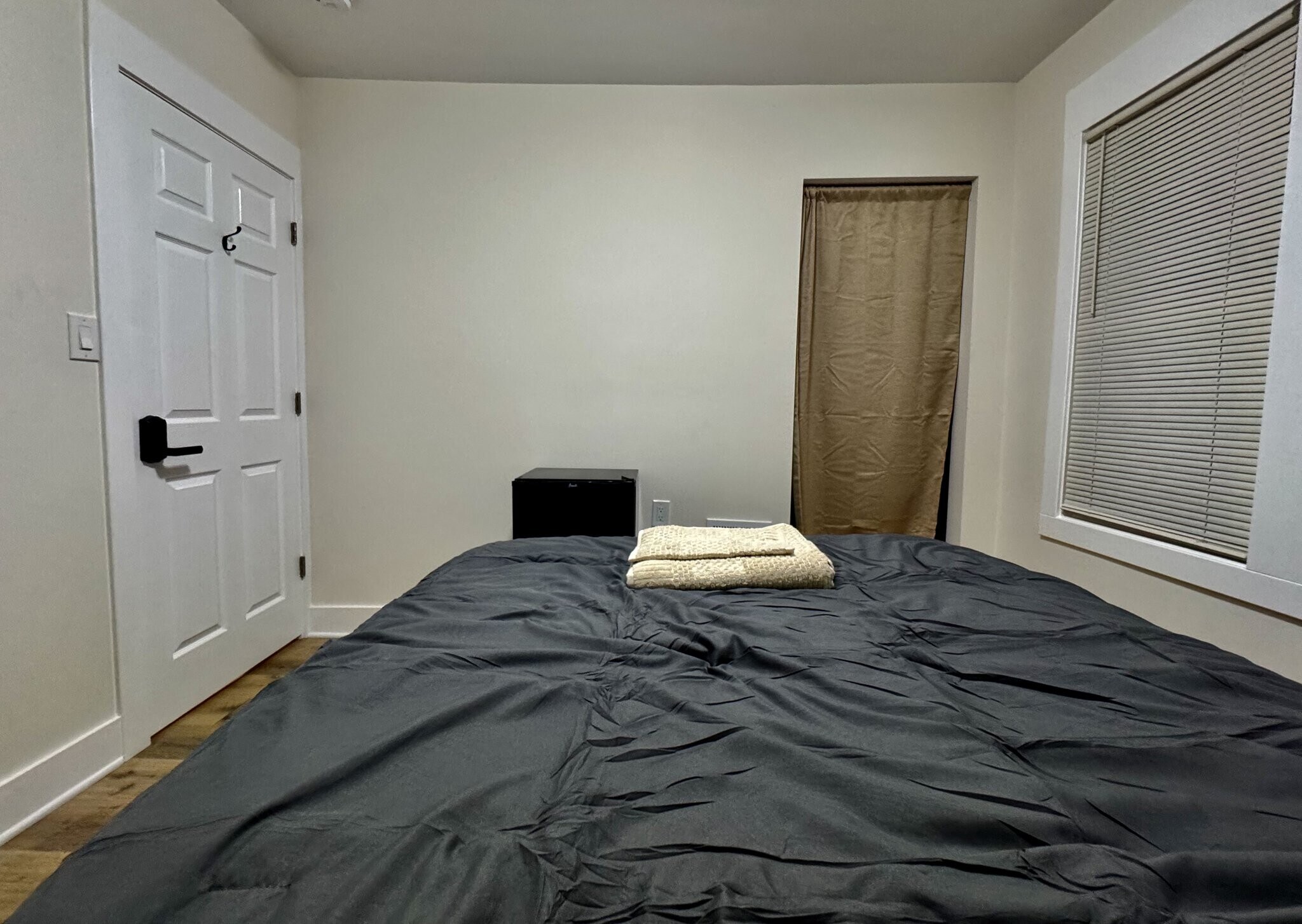 Building Photo - 220 W Buena Vista St