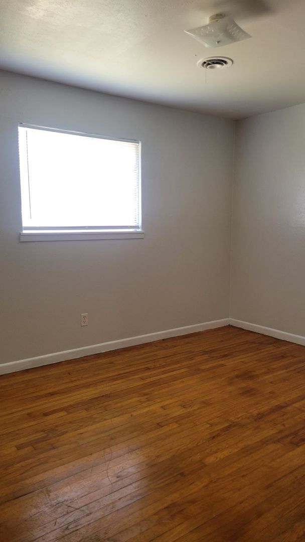 Building Photo - 615 W Avenue A