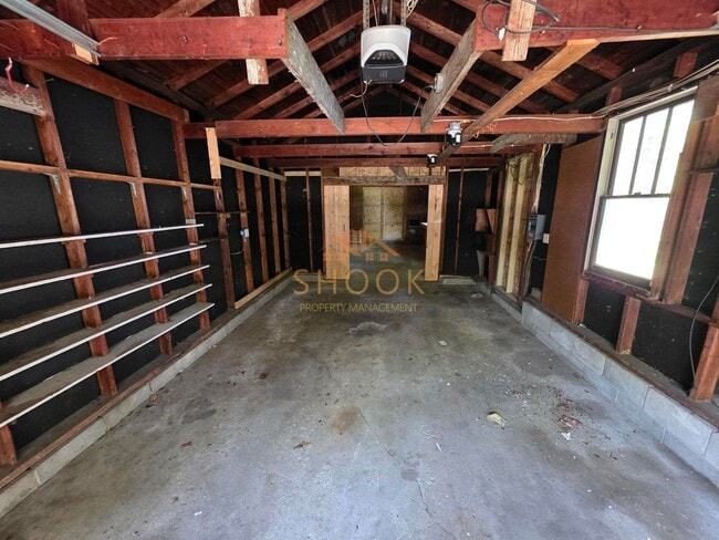 Building Photo - Cozy 3 BR Home Close to Campus and the Res...