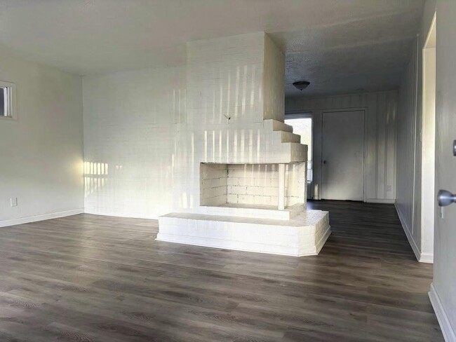 Building Photo - 3443 Hyland Dr