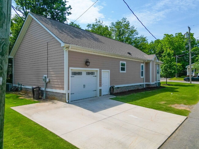 Building Photo - Stunning 3-Bedroom, 2-Bathroom Home Featuring Open-Concept Luxury Living $2150/mo rent