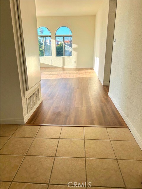 Building Photo - 402 S Ola Vista