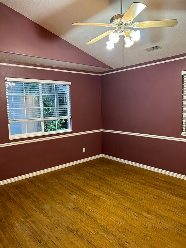 Building Photo - 1633 Grandview Ln