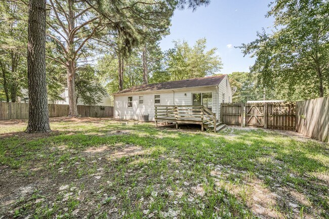 Building Photo - Chesterfield Ranch Home Available