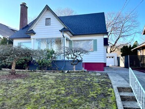 Building Photo - Huge House next to Irving Park with Fully ...