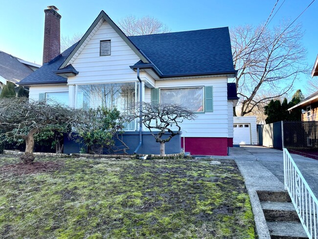 Primary Photo - Huge House next to Irving Park with Fully ...