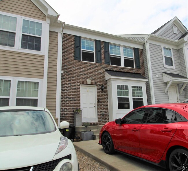 Building Photo - 3 Bed/ 2.5 Bath Townhome close to the inte...