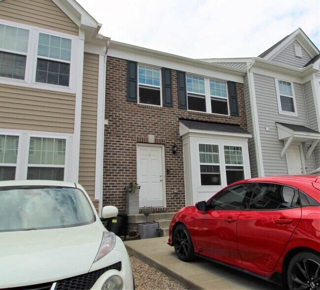 Building Photo - 3 Bed/ 2.5 Bath Townhome close to the interstate - Available 06/08/2026
