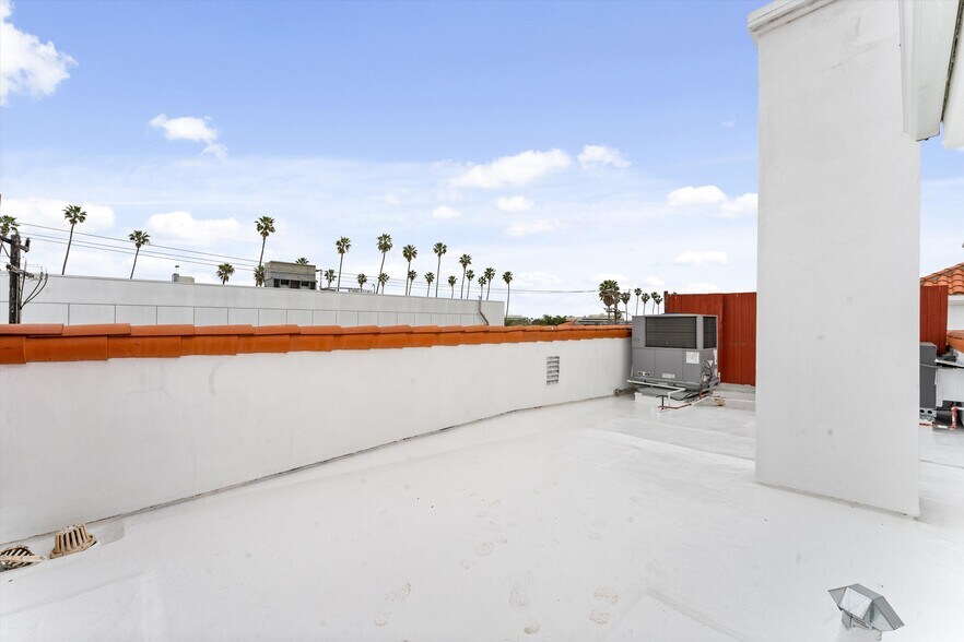 Building Photo - 1338 Yale St