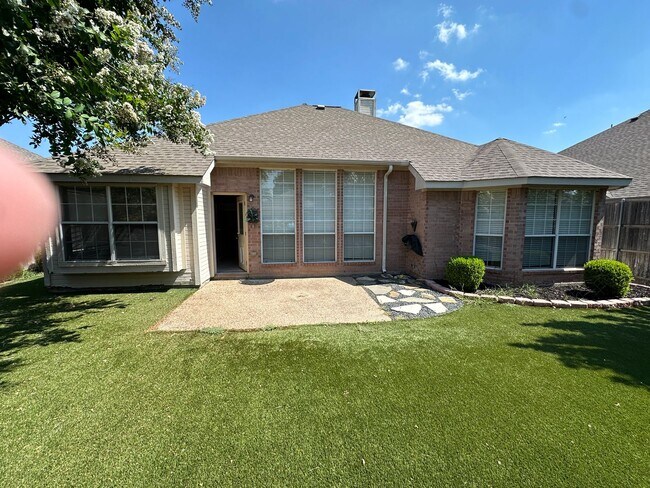Building Photo - 3 Bedroom and 2 Bath Home with 2 Car Garage