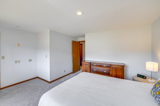 Building Photo - 902 Paiute Pl