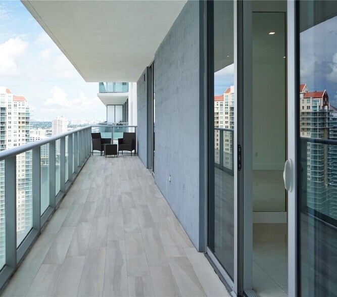 Building Photo - 1300 Brickell Bay Dr