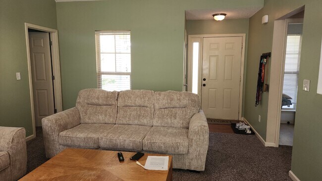 Building Photo - Convenient to west gate of Ft Moore