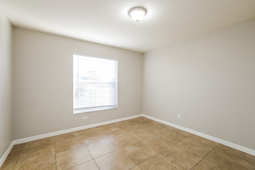 Building Photo - 1718 SW 12th Terrace