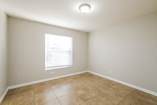 Building Photo - 1718 SW 12th Terrace