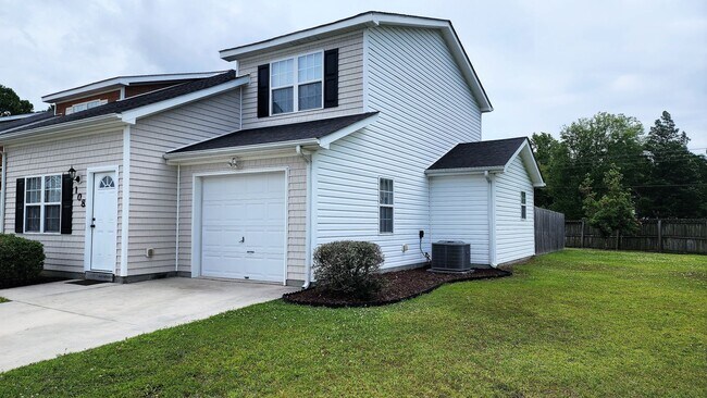 Building Photo - Beautiful 3 bed 2 1/2 bath townhome in a g...