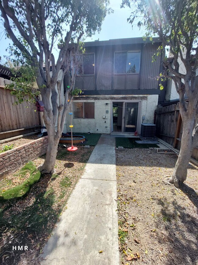Building Photo - 3 bedrooms 3 baths in San Dimas Glenwood T...