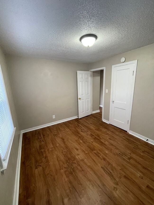 Building Photo - Lovely 2 Bedroom Southside Holland