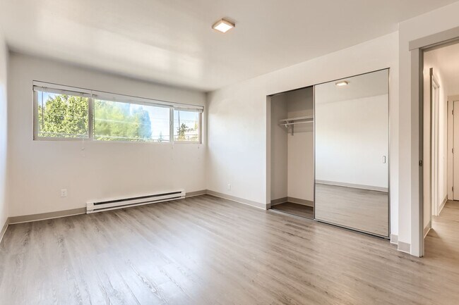 Building Photo - Amazing 2bed/1bath Corner Unit in Phinney ...