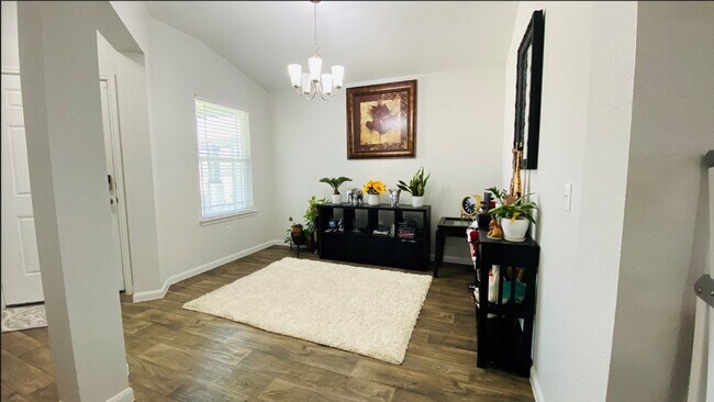 Building Photo - 810 Comal Run