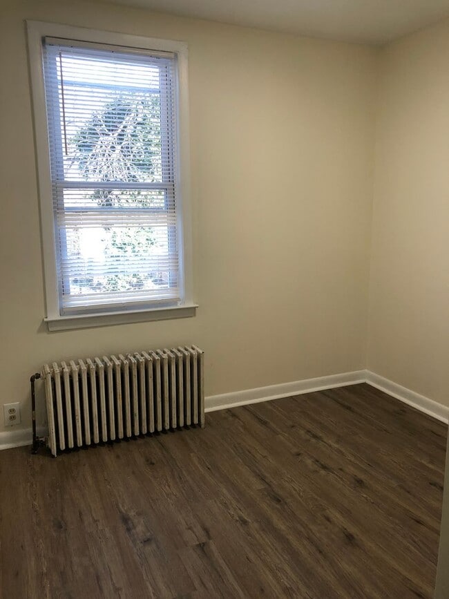 Building Photo - Great 3 Bedroom, 1 1/2 Bath Home! New Kitc...