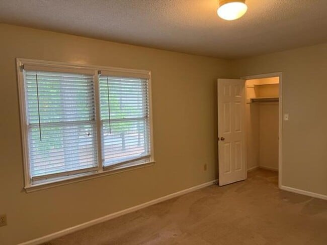 Building Photo - 1551 Woodcroft Dr