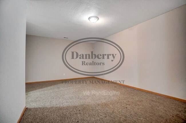 Building Photo - 1117 N Byrne Rd