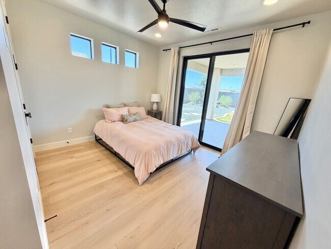 Building Photo - Beautiful Modern 5 Bedroom Home!! Furnished or Unfurnished option!!