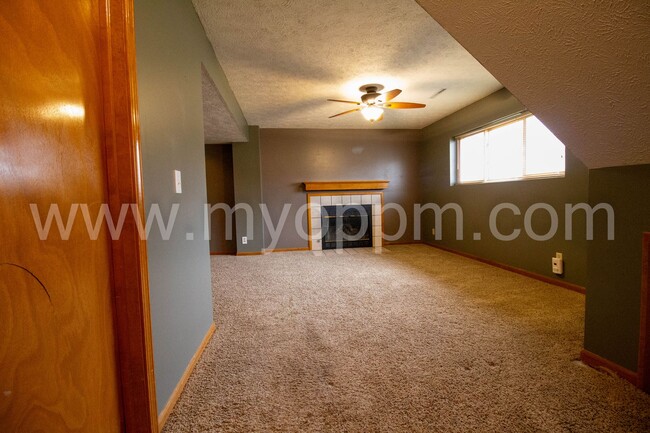 Building Photo - Must See! Well maintained 3 Bedrooms 2.5 B...