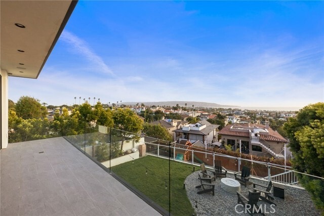 Building Photo - 807 N Paulina Ave