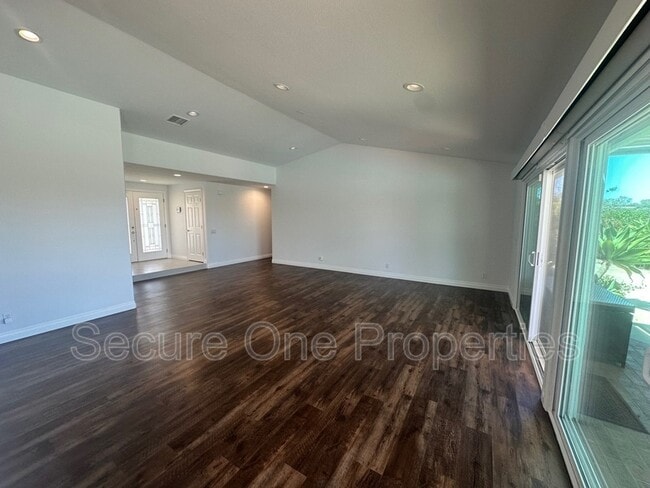 Building Photo - 637 Lynwood St
