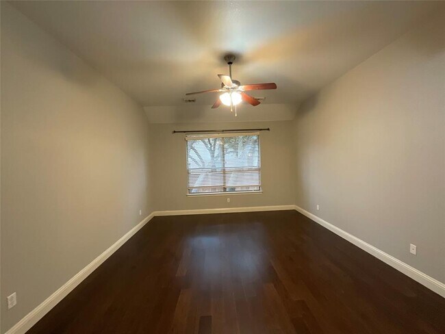 Building Photo - 3928 Crest Ln