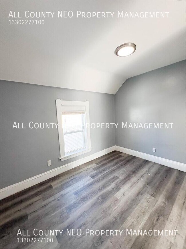 Building Photo - 3320 W 56th St