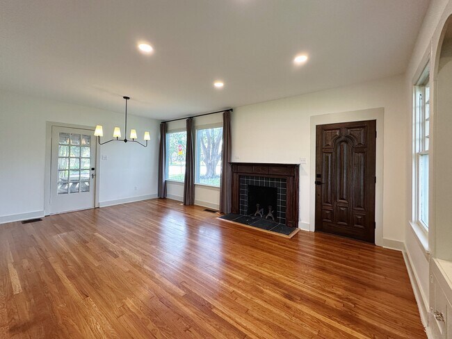 Building Photo - 2726 Sanger Ave