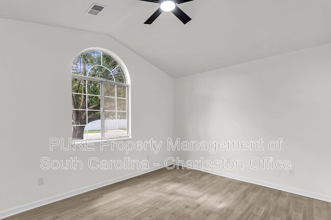 Building Photo - 9870 Levenshall Dr