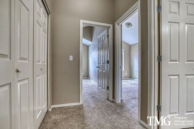 Building Photo - Beautiful 4 bed 2.5 Bath Townhome in Hillsboro